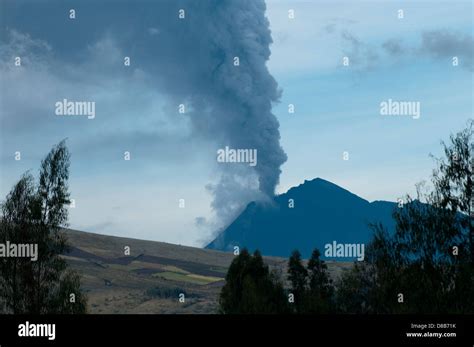 Tungurahua volcano eruption Stock Photo - Alamy