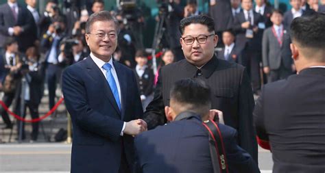 Kim Jong Un and Moon Jae-in share historic first handshake at Panmunjom ...