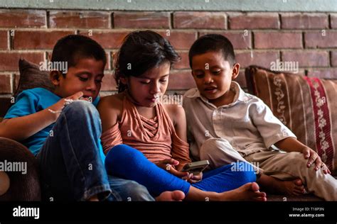 Guatemaltekische Familie Mit Zwei Kindern Fotos Und Bildmaterial In