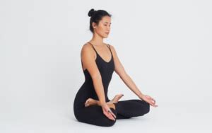 Sukhasana Postura De Meditaci N O Postura F Cil Xuan Lan Yoga