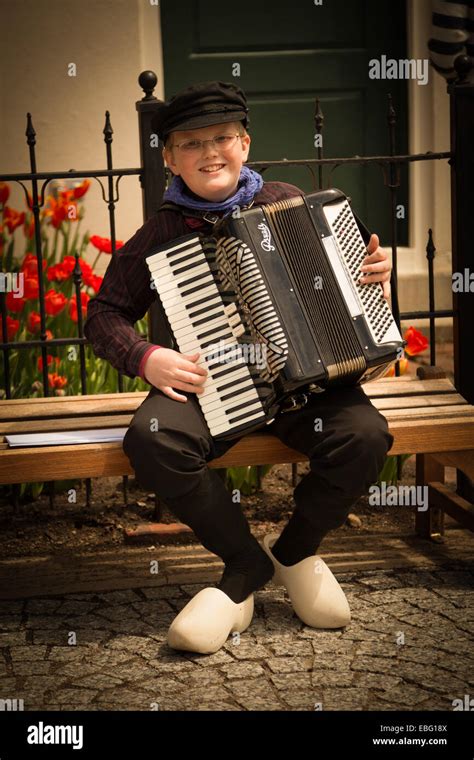 Junge Spielt Akkordeon Fotos Und Bildmaterial In Hoher Aufl Sung Alamy