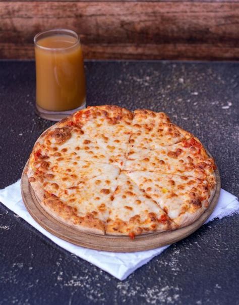 Premium Photo Cheese Margherita Pizza With Juice