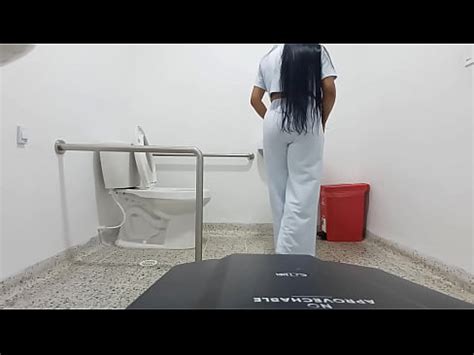 Camara Amateur En El Ba O De Hospital Graba A Pacientes Y Enfermeras Meando Xvideos