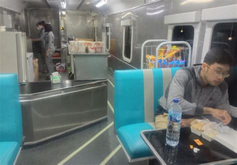 Asiknya Berbuka Puasa Saat Perjalanan Di Atas Kereta Api