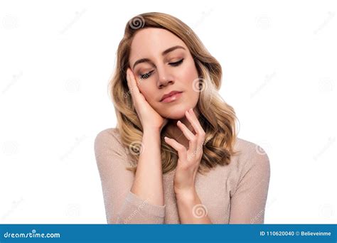 Jeune Femme Blonde Attirante Verticale D Une Belle Femme Sur Un Fond