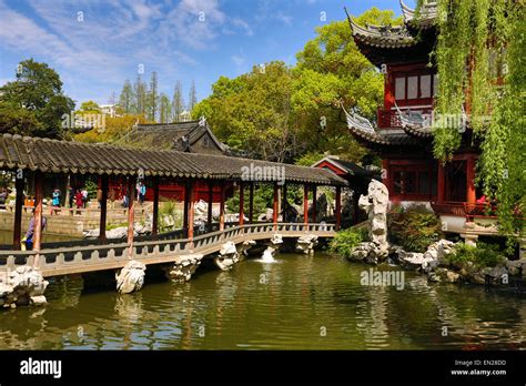 Yuyuan garden bridge hi-res stock photography and images - Alamy