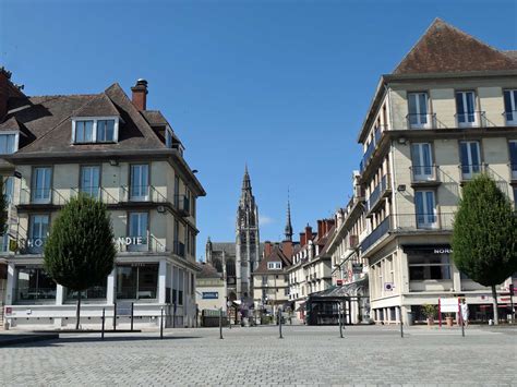 Photo à Caudebec en Caux 76490 L église Notre Dame vue de la place