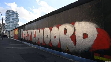 Aboutaleb Woest Over Feyenoord Graffiti Op Berlijnse Muur Fr12 Nl