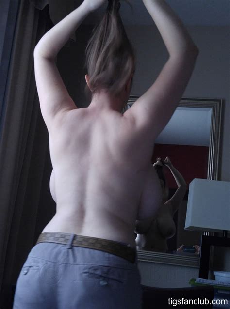 Tiggle Bitties Blows Her Lucky Boyfriend Before Posing Nude For Him Photos