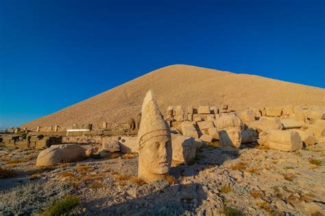 Premium Photo | Statues on the western terrace of mount nemrut