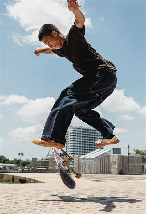 Young skater jumping on skateboard in park · Free Stock Photo