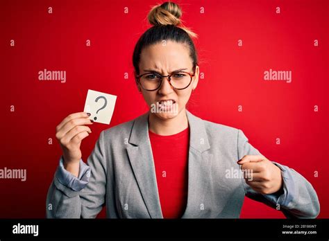 Jeune Femme Blonde Aux Yeux Bleus Tenant Le Papier De Rappel Avec Le Point D Interrogation