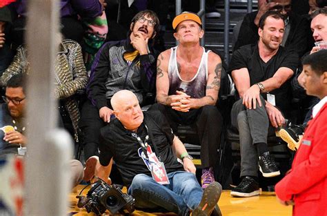 Red Hot Chili Peppers Anthony Kiedis Escorted Out Of Lakers Game