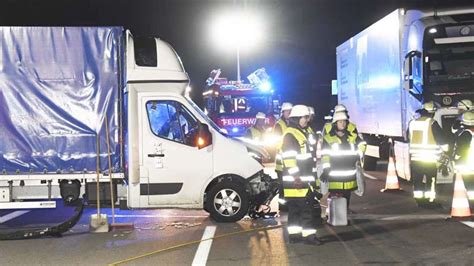 Bilanz Der Autobahnpolizei Holzkirchen Lkw Steht Nachts Auf A Quer