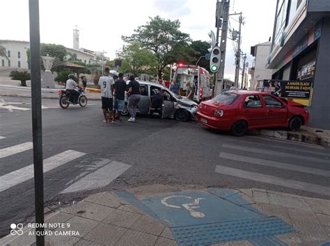 Acidente é registrado em cruzamento na Praça Sagrado Coração de Jesus