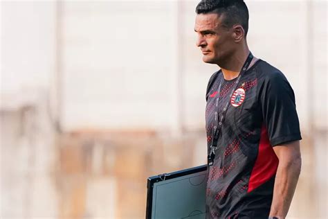 Sepekan Resmi Latih Persija Jakarta Carlos Pena Masih Bangun