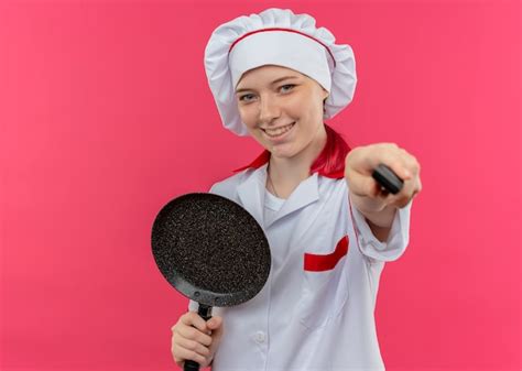Jeune Femme Blonde Souriante Chef En Uniforme De Chef Tient Une Po Le Et Tient Un Couteau Isol