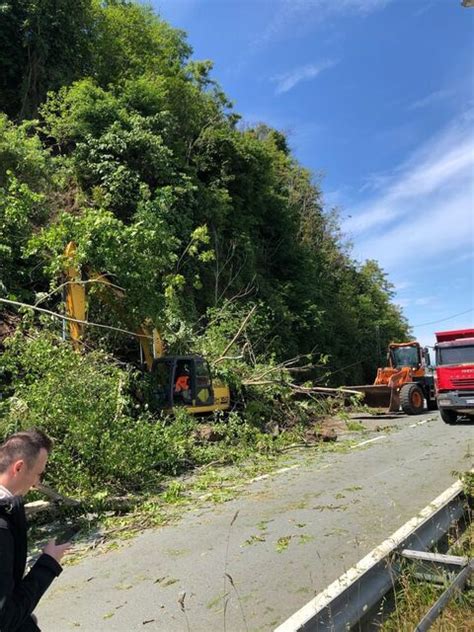 Karadeniz Sahil Yolu nda ulaşıma heyelan engeli Son dakika haberleri