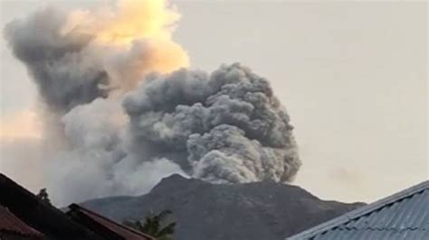 Gunung Ruang Kembali Meletus Sore Ini Tinggi Kolom Abu Capai Meter