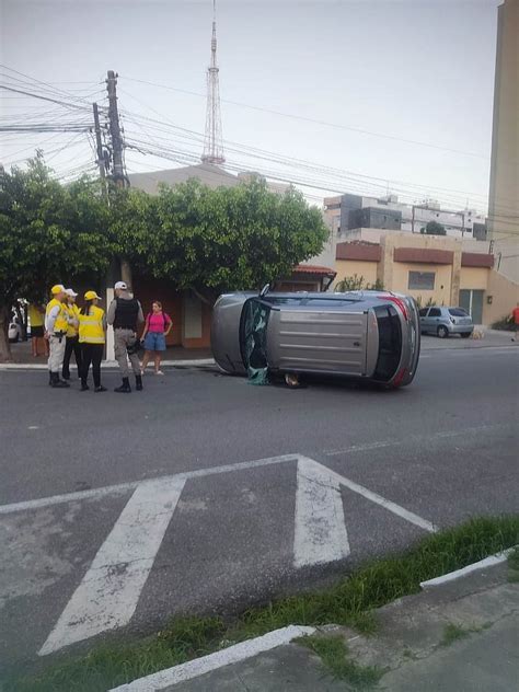 Mulher De 65 Anos Fica Ferida Em Acidente Entre Carros No Farol TNH1