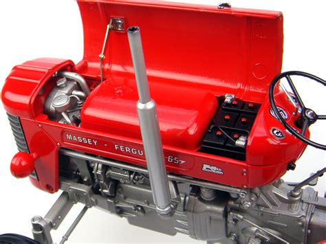 MASSEY FERGUSON 65 Fabriqué par Universal Hobbies - Echelle 1/16