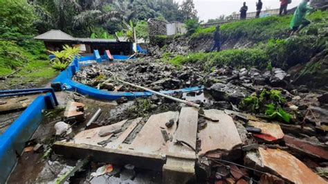 Kolam Pemandian Cipanas Galunggung Tertimbun Material Longsor Tembok