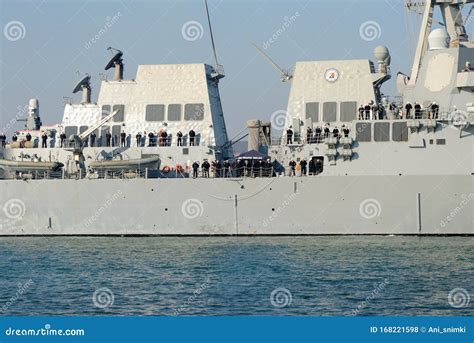 El Destructor De Misiles Guiados Uss Truxtun Ddg En El Puerto De