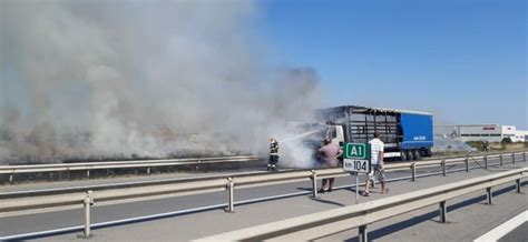 FOTO VIDEO Un TIR a luat foc pe Autostrada A1 pe sensul București