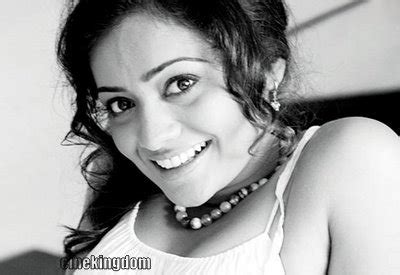 HOT GLAMOUR QUEEN Malayalam Actress Meera Vasudev S Stills Sexy Expose