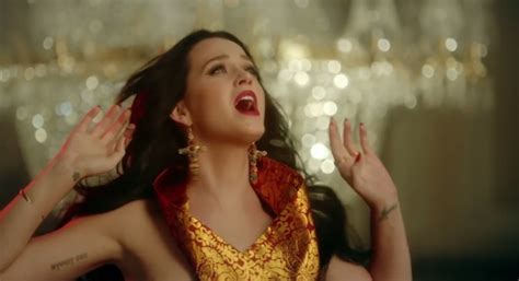 Katy Perry dévoile le teaser du clip de Unconditionally