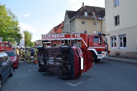 Bayreuth Fahrzeug Kippt Bei Unfall Auf Seite Verletzt Im Auto