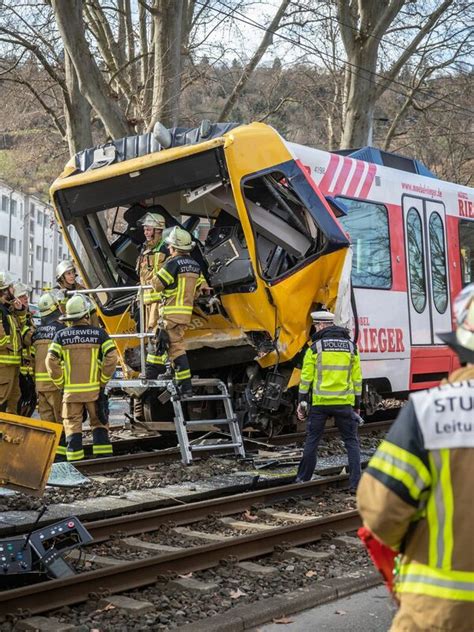 Bei Einem Schweren Unfall Zwischen Zwei Stadtbahnen In Stuttgart Gibt