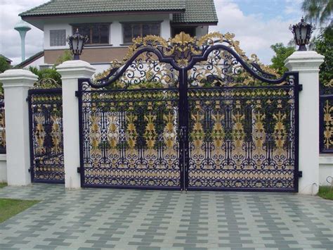 17 Elegant Gates To Transform Your Yard Into Inviting Place Front Gate Design House Gate