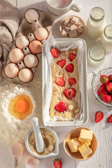 Tarta Sabrosa De Levadura De Fresa Hecha De Masa De Levadura Foto De