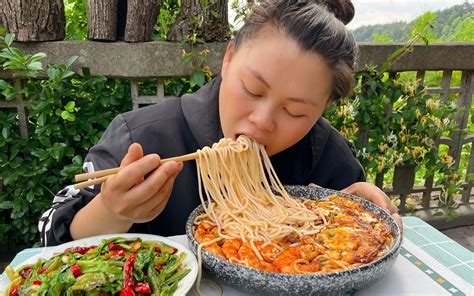 干完活，欧妹煮一大碗螺蛳粉，再炒盘生菜简单吃一餐 欧妹呀 欧妹呀 哔哩哔哩视频