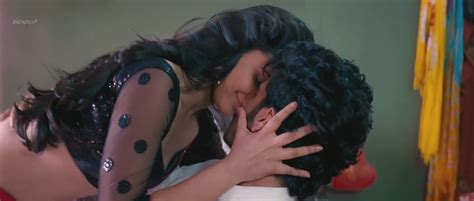 Parineeti Chopra Hot Kiss From Ishaqzaade Movie Hot Celebrity Kisses
