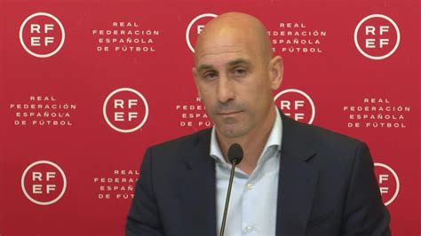 FIFA suspende por tres años al Luis Rubiales por el beso forzado AFP