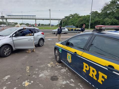 PRF prende foragido da justiça que realizava transporte de aplicativo