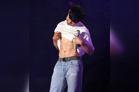 Singer JJ Lin flashes abs at Beijing concert | The Straits Times