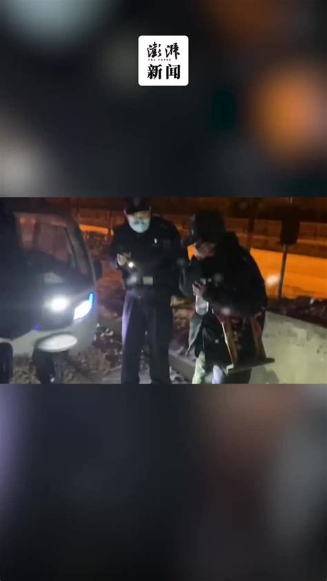 八旬老人雪夜迷路，民警帮其找家凤凰网视频凤凰网