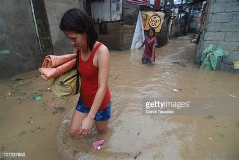 Philippines Residents Evacuate Photos And Premium High Res Pictures