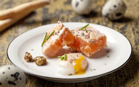 Salmón a la finas hierbas con huevos de codorniz Recetas Gallina Blanca