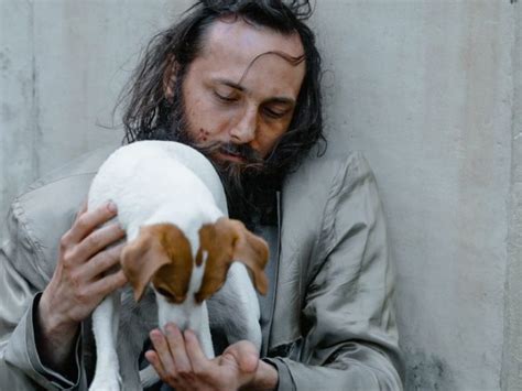 Ce Gar On Donne Chaque Jour De La Nourriture Un Mendiant Et Son Chien