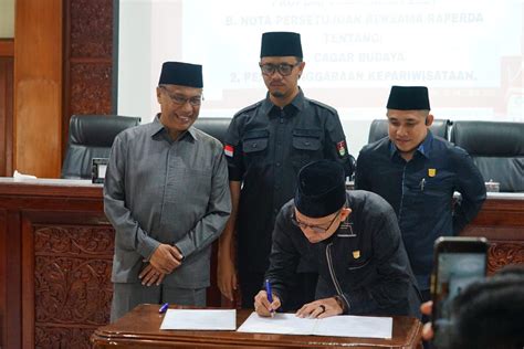 Paripurna DPRD Sepakati Propemperda Tahun 2024 Dan Tandatangani 2