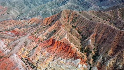 Descarga Gratis Vídeos De Stock De Un Dron Volando Sobre Montañas Rojas