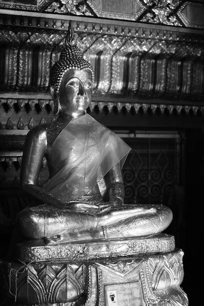 Estatua De Buda En El Templo Foto Premium