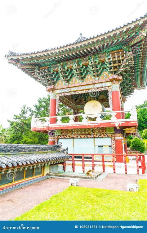 Templo De Yakcheonsa Na Ilha De Jeju Coreia Do Sul Imagem De Stock