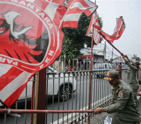 Foto Penertiban Alat Peraga Parpol Satpol Pp Copoti Bendera Partai