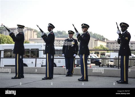 Los miembros de la Guardia de Honor del Ejército de los Estados Unidos