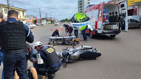 Urgente Motorista De Carro Elétrico Faz Conversão Proibida E Causa